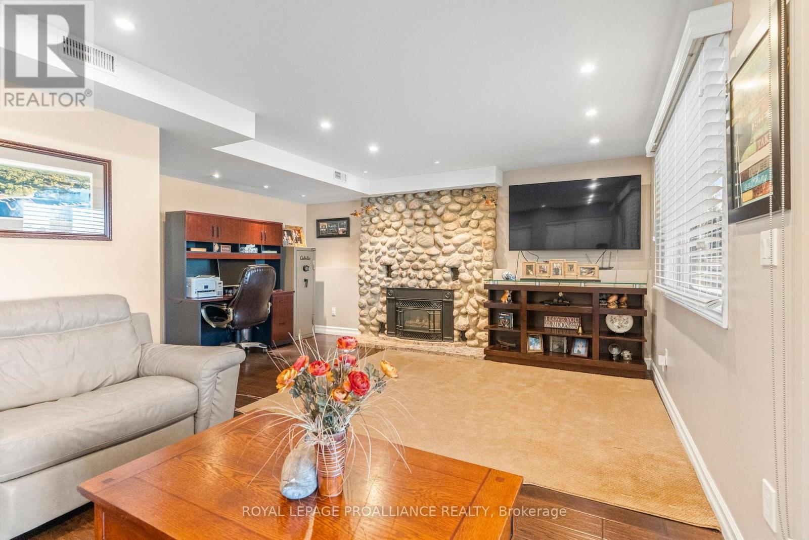 23 MOON ROAD - 12