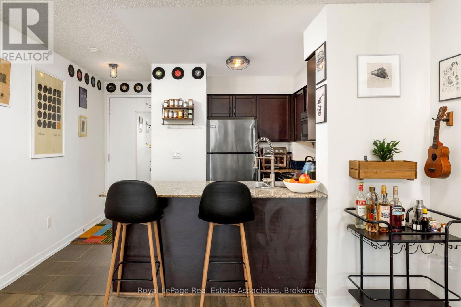 #512 812 LANSDOWNE AVENUE - 11