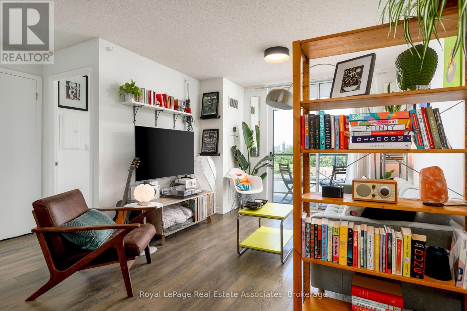#512 812 LANSDOWNE AVENUE - 12
