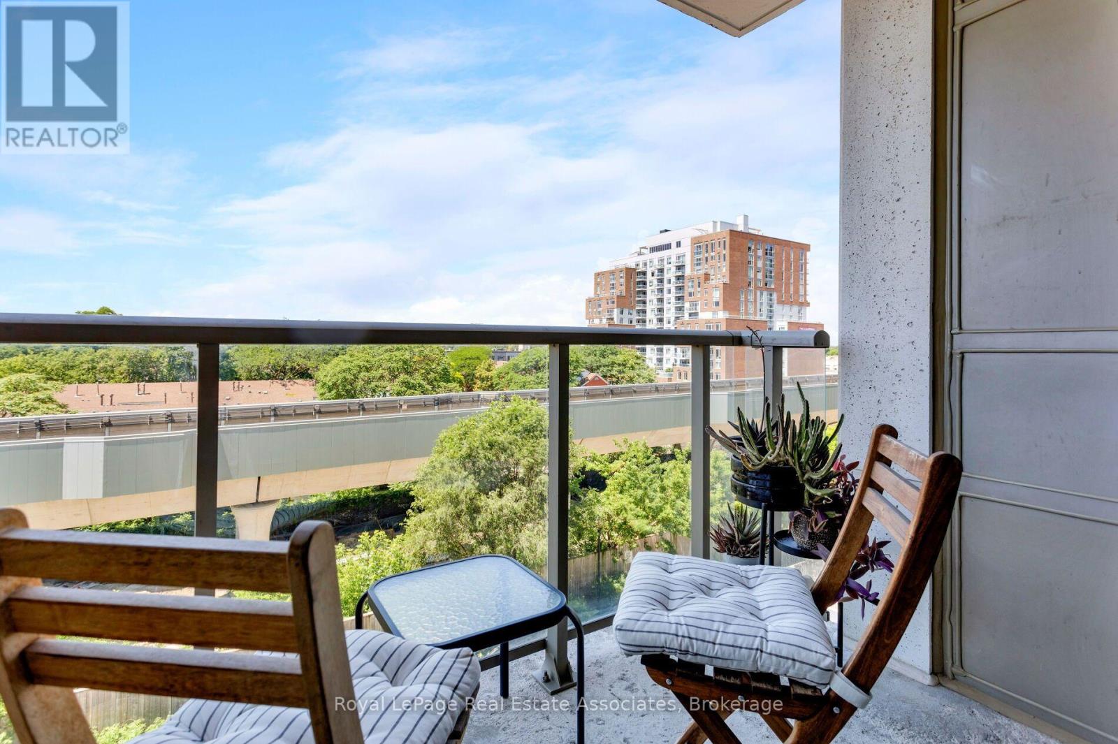 #512 812 LANSDOWNE AVENUE - 17