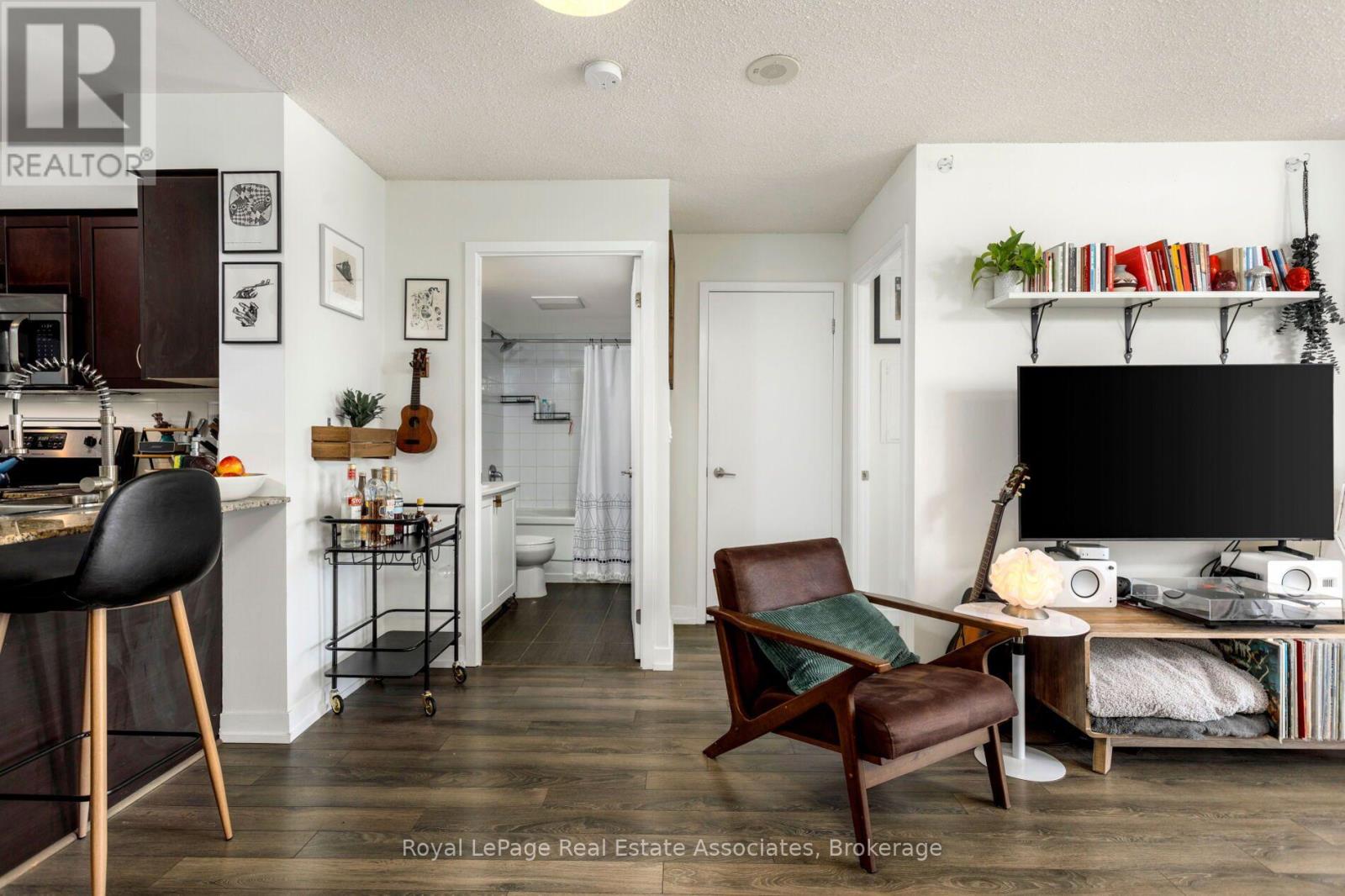 #512 812 LANSDOWNE AVENUE - 21