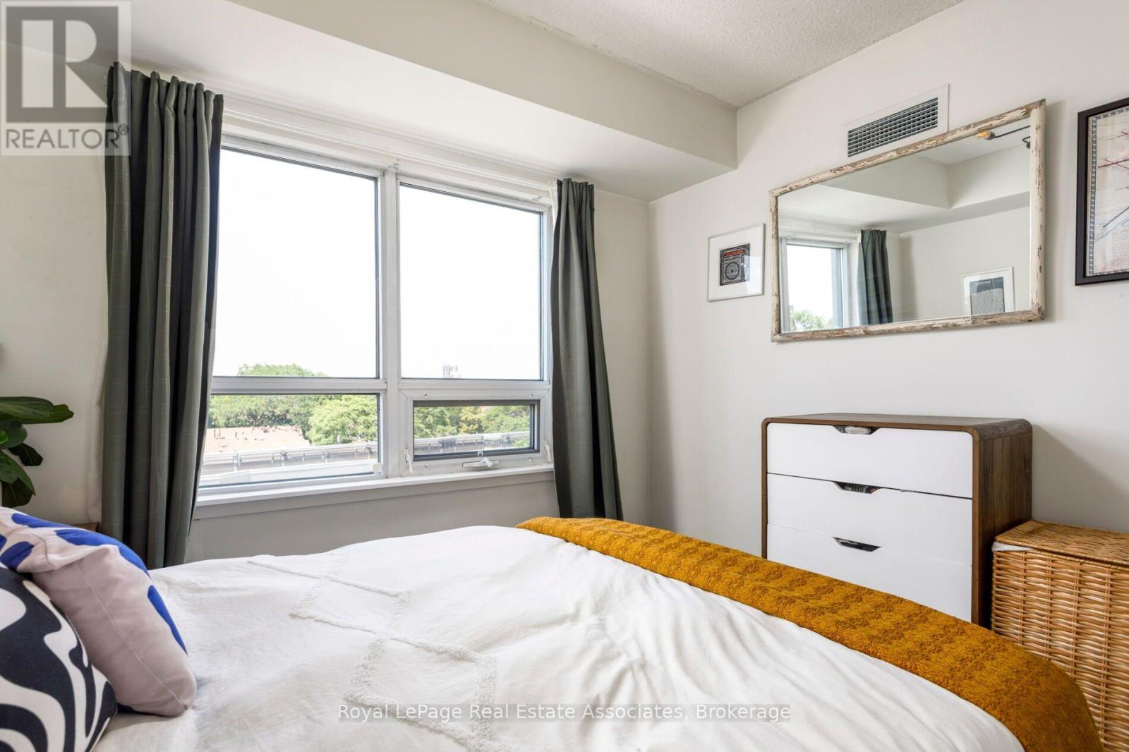 #512 812 LANSDOWNE AVENUE - 23