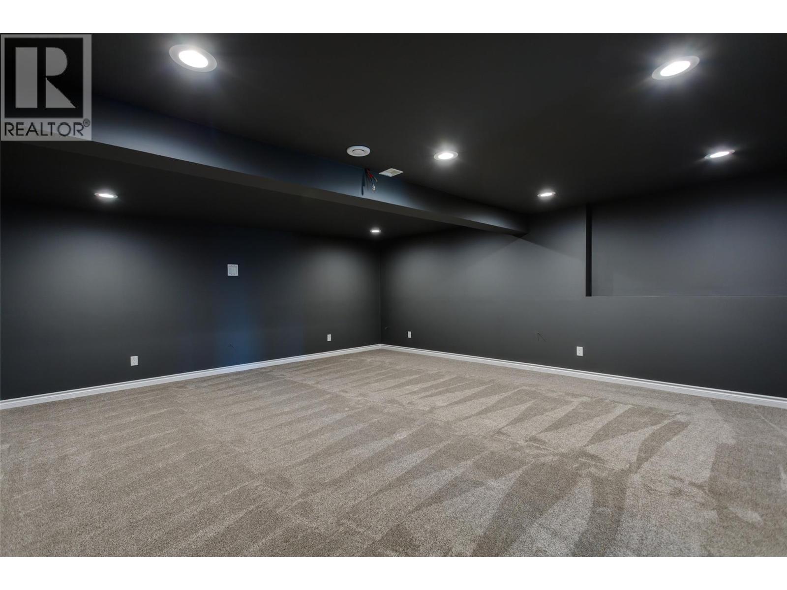 1084 Aurora Heights - Image 33