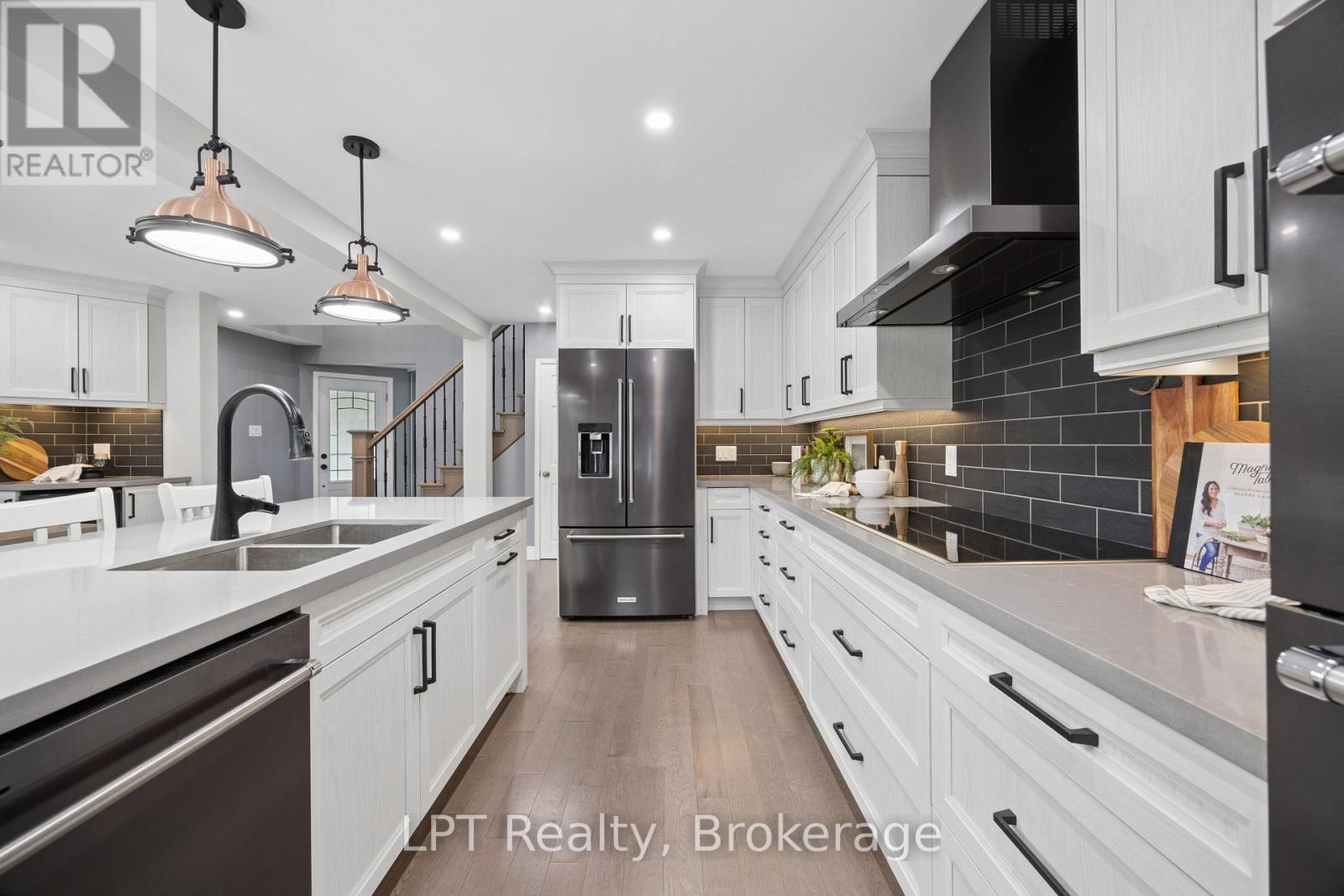 178 SANDRINGHAM DRIVE - 12