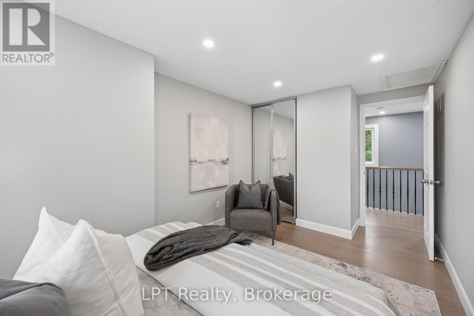 178 SANDRINGHAM DRIVE - 27