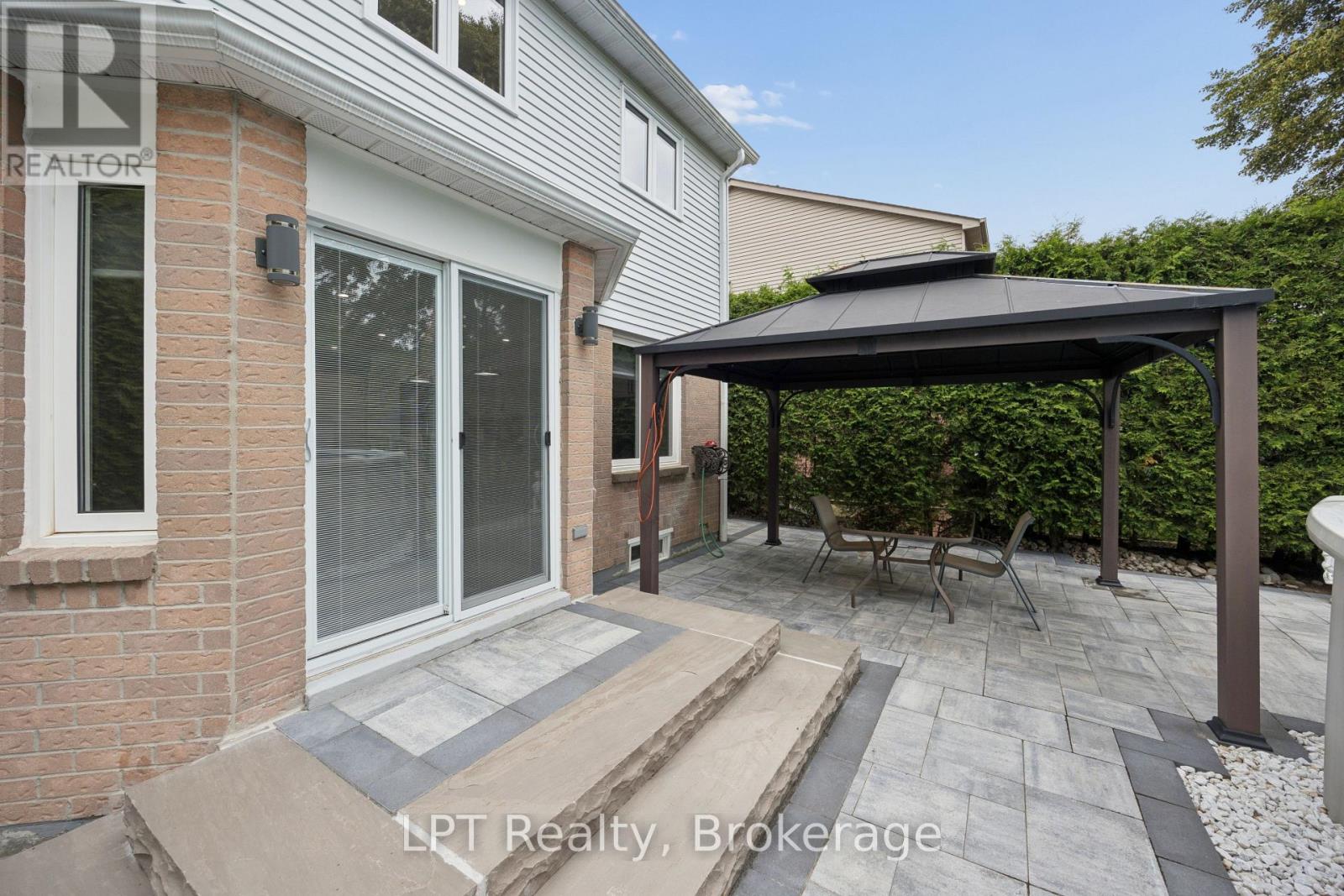 178 SANDRINGHAM DRIVE - 33
