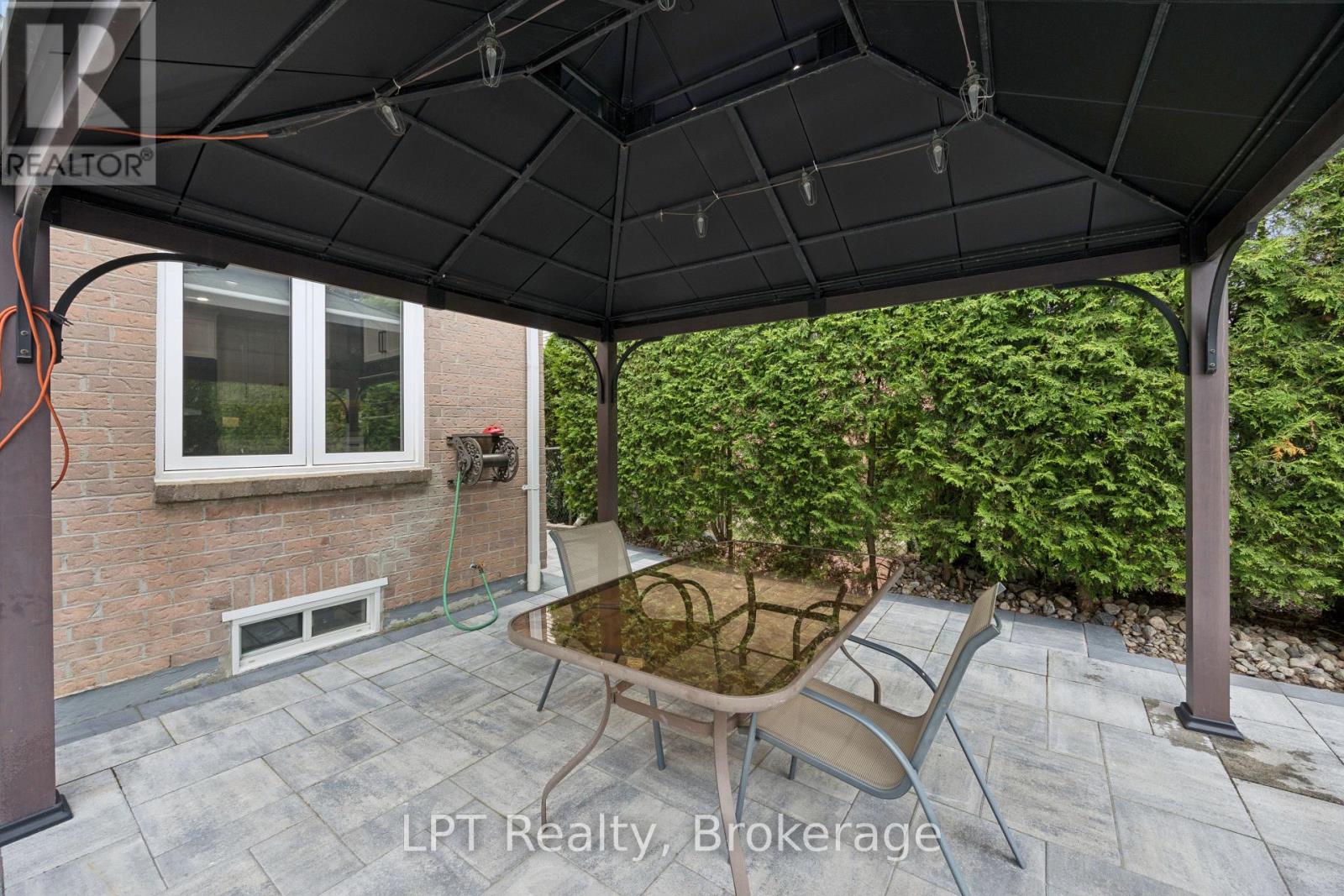 178 SANDRINGHAM DRIVE - 35