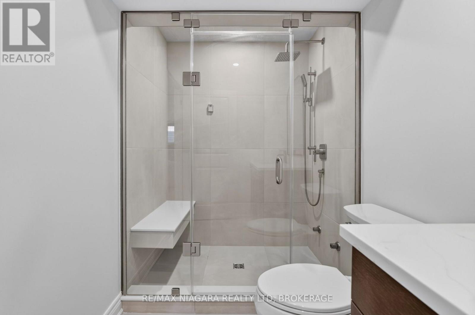 24 PEACHTREE LANE - Image 31