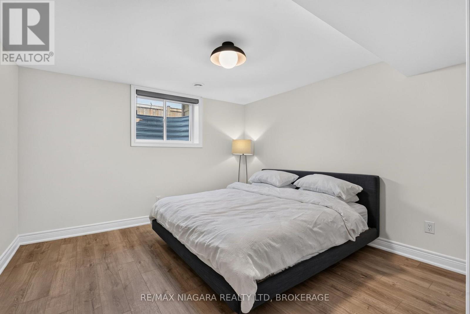 24 PEACHTREE LANE - Image 32
