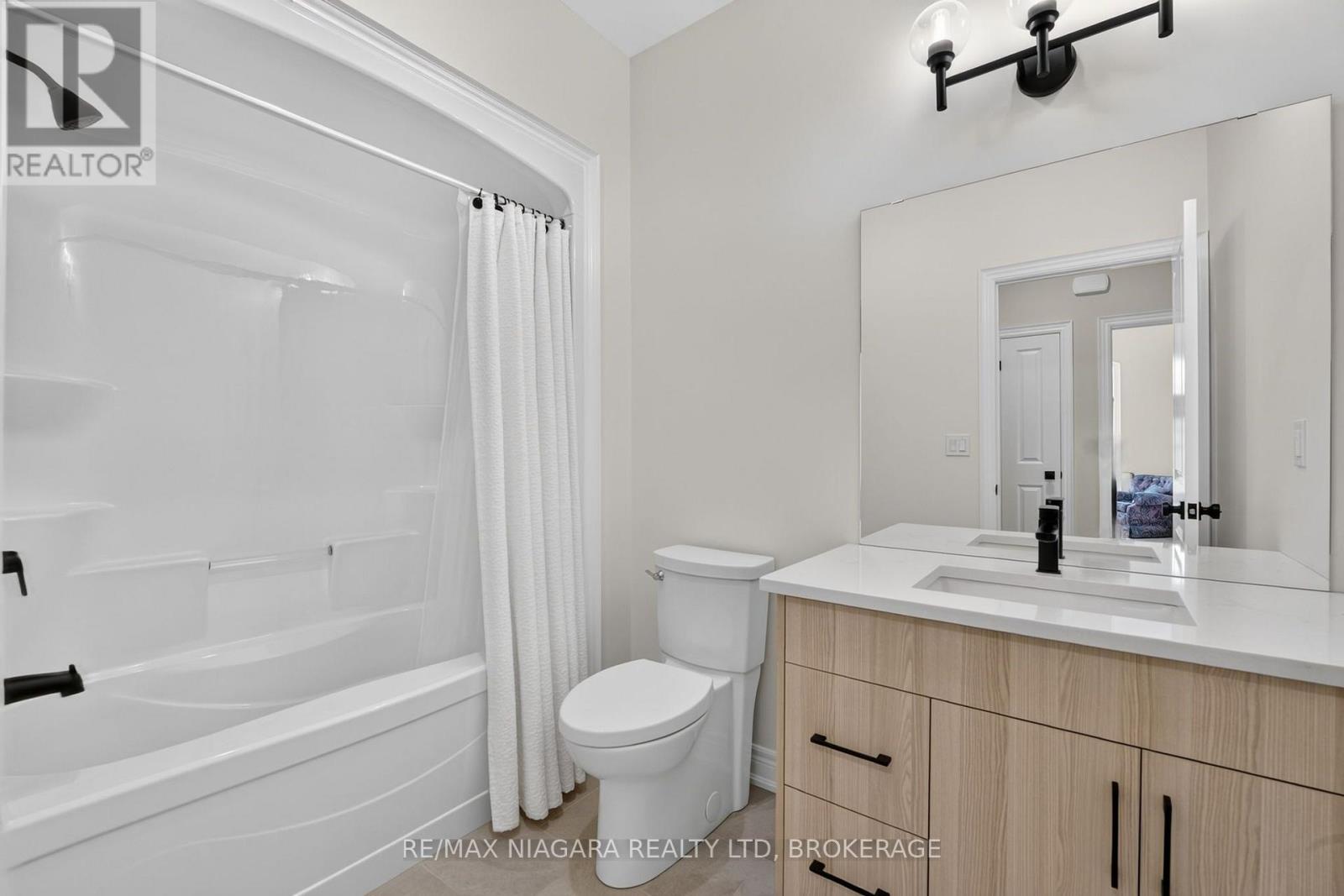 24 PEACHTREE LANE - Image 9