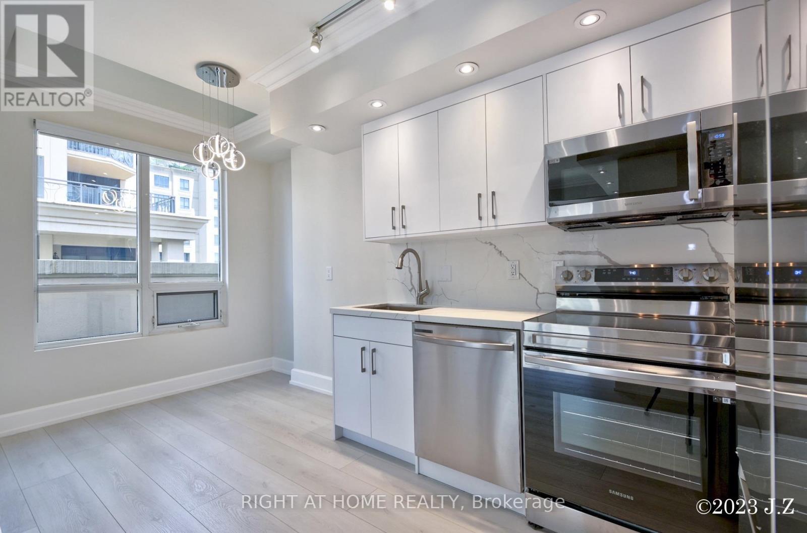 #PH15 650 SHEPPARD AVENUE E - 5