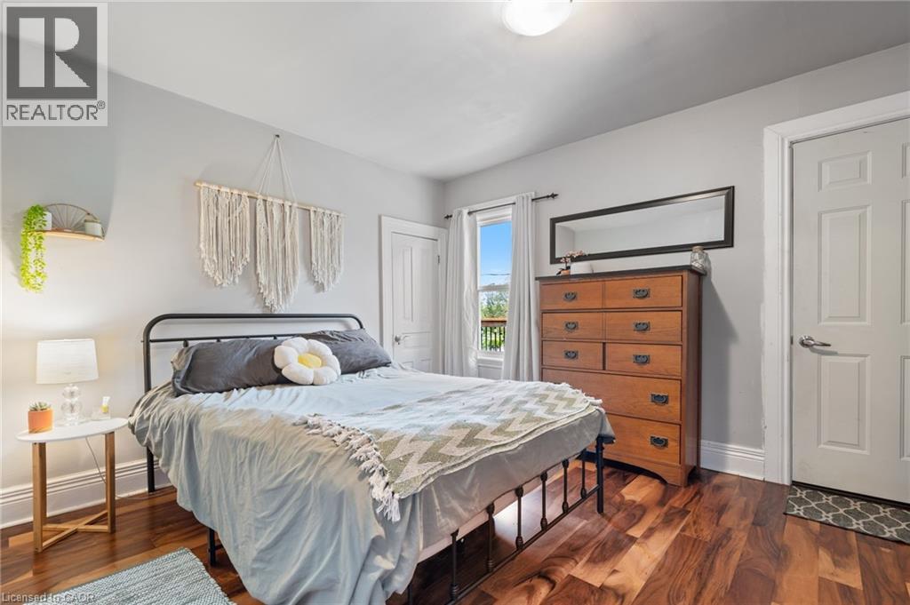30 DUNDAS Street - 18