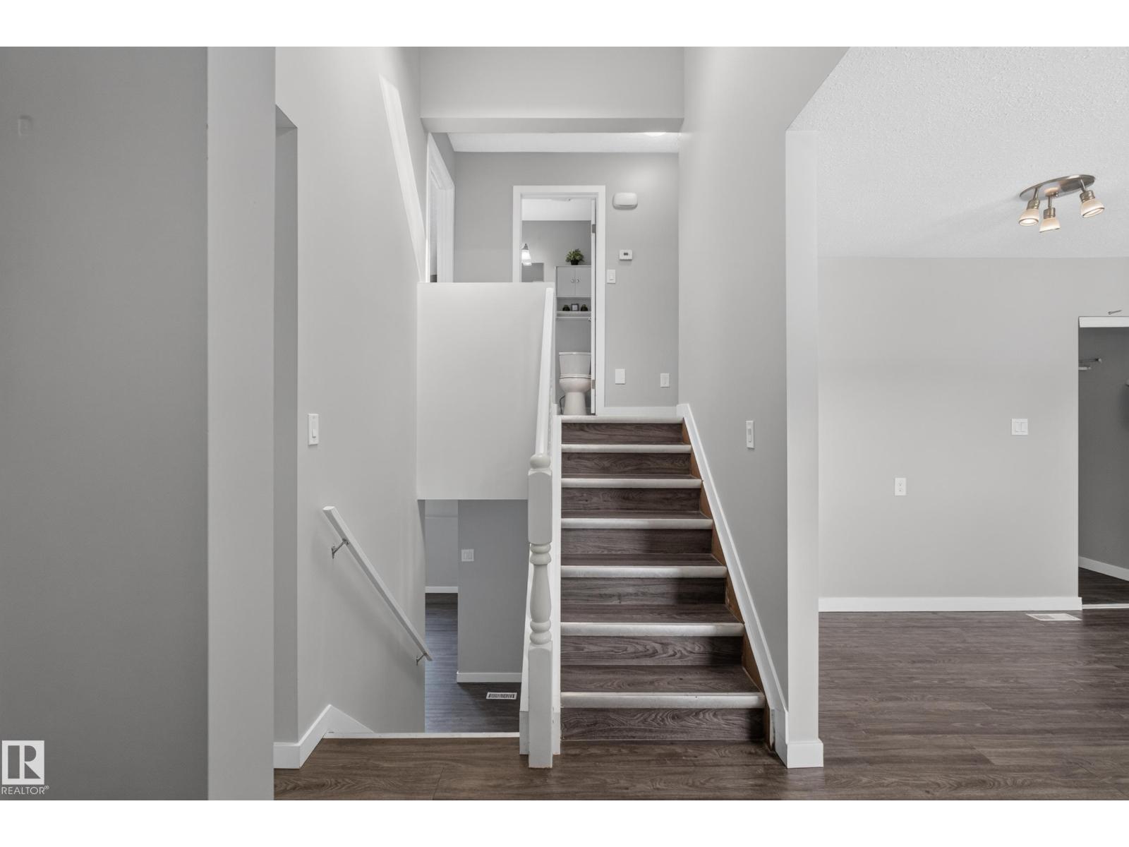131 Cameron Crescent — photo 8