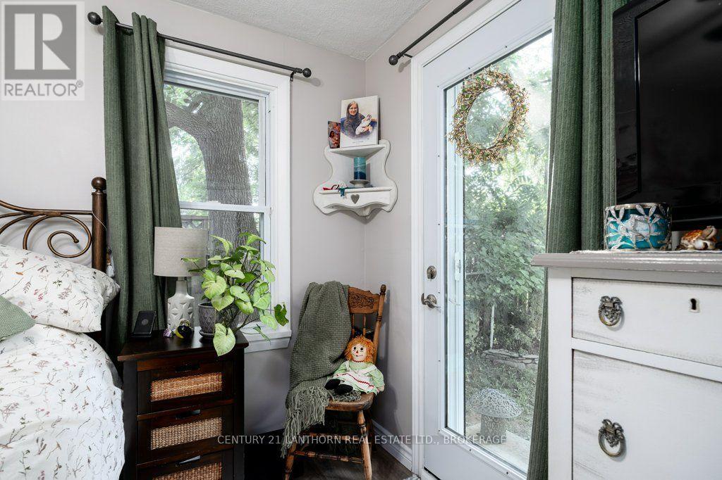 240 THOMAS STREET W - 23