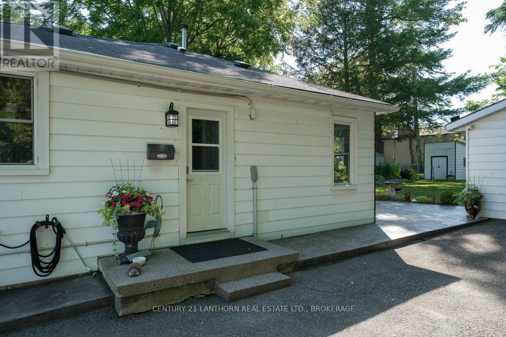 240 THOMAS STREET W - 32