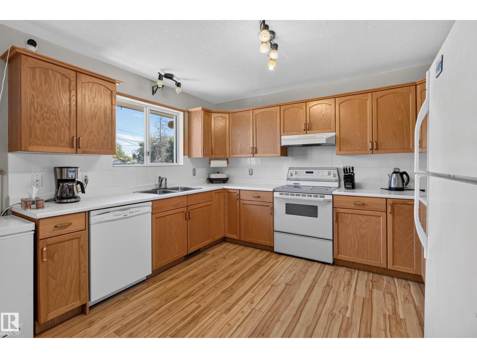 5116 52 Ave - 10