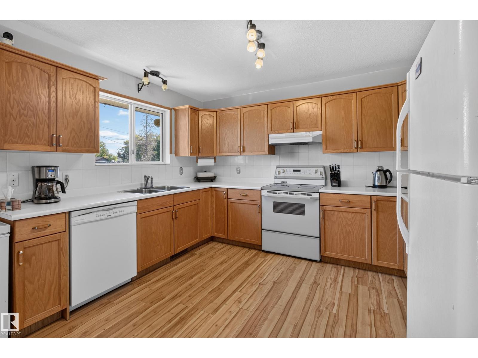 5116 52 Ave - 11