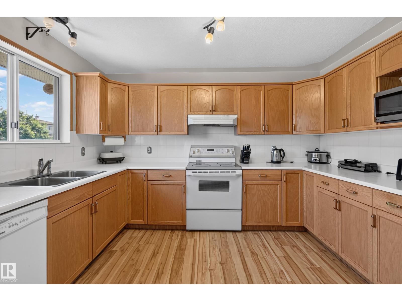 5116 52 Ave - 12
