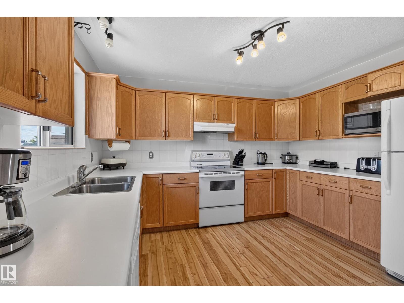 5116 52 Ave - 13