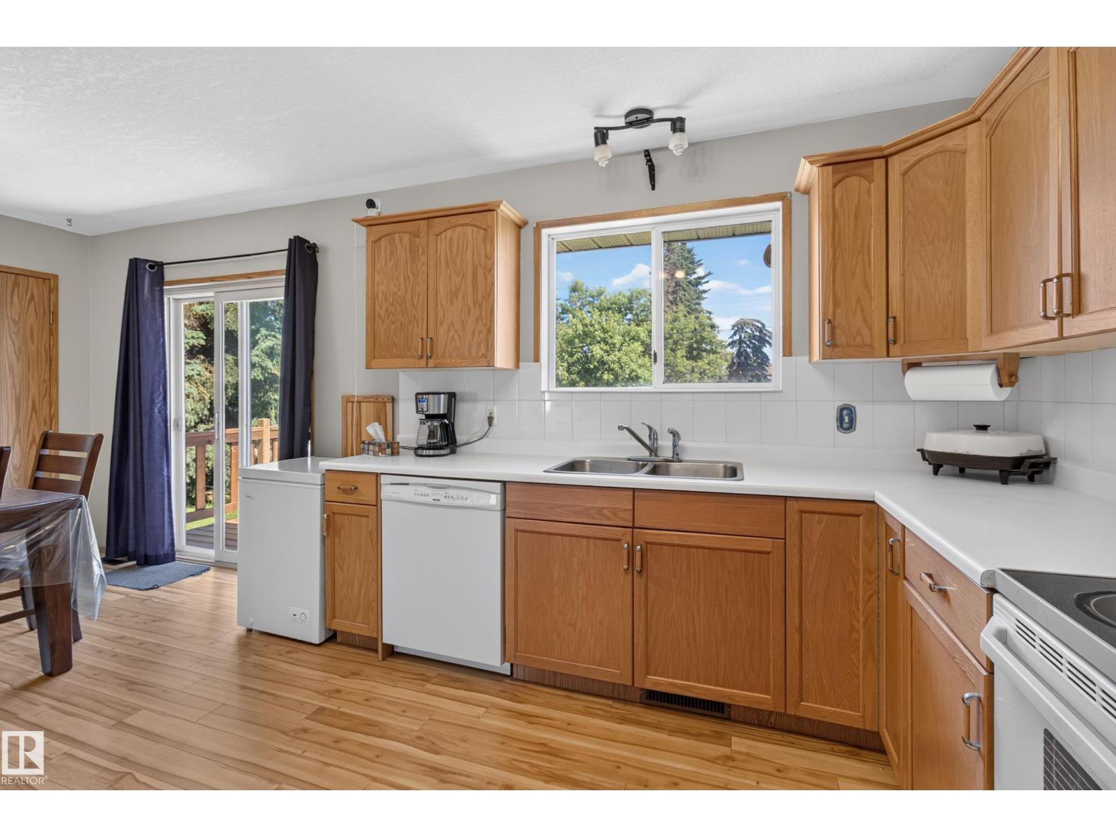 5116 52 Ave - 14