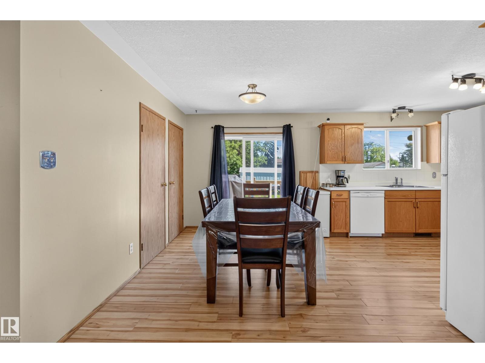 5116 52 Ave - 17