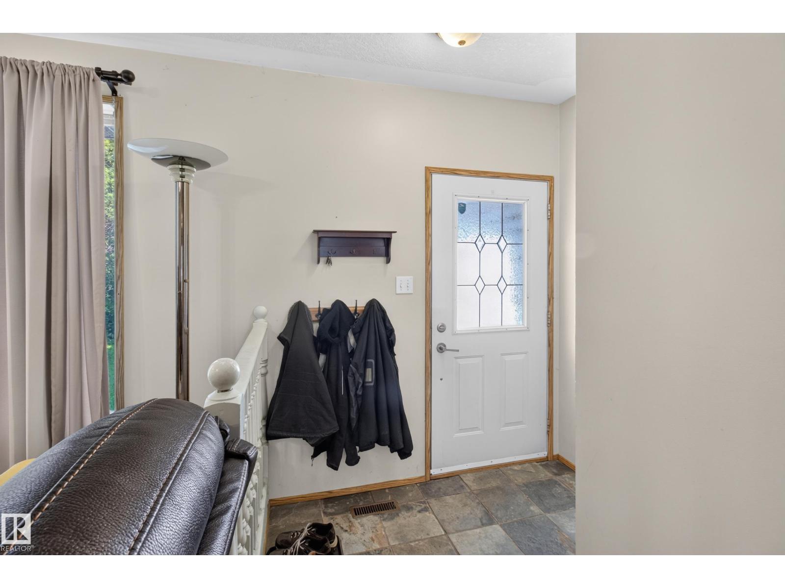 5116 52 Ave - 6