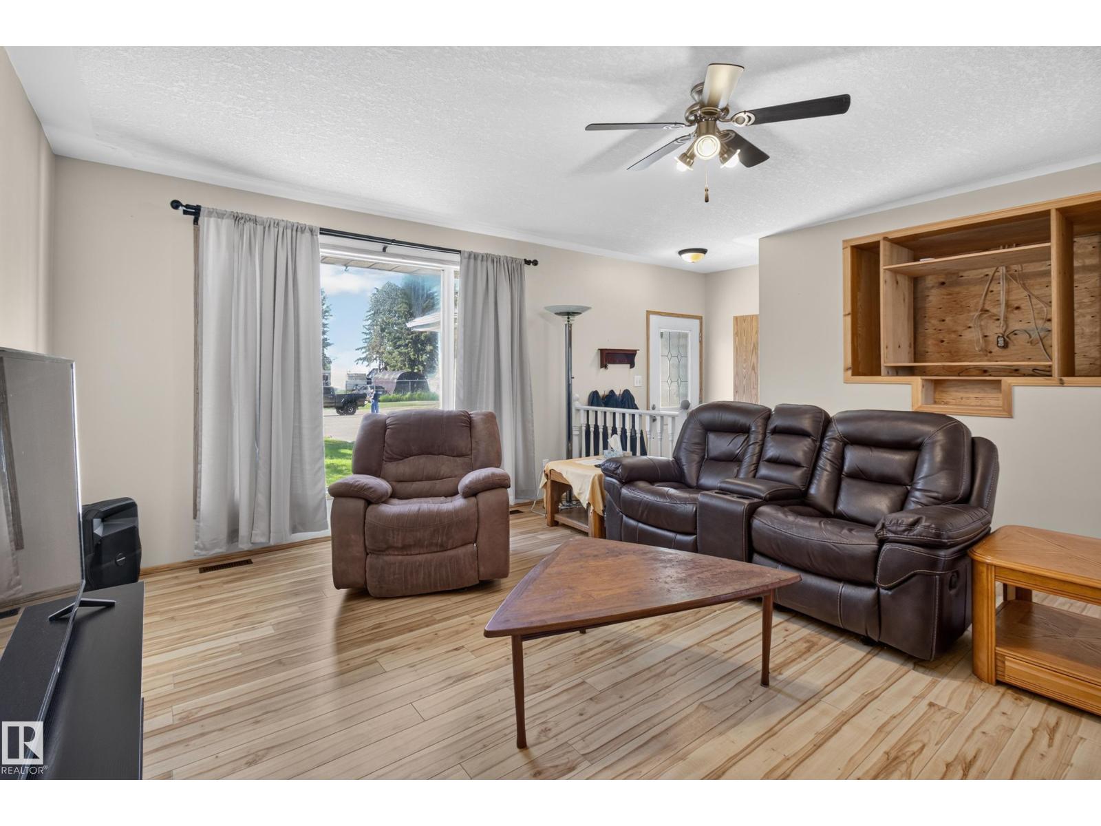 5116 52 Ave - 7