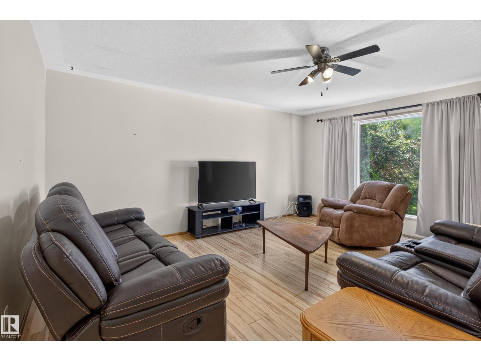 5116 52 Ave - 8
