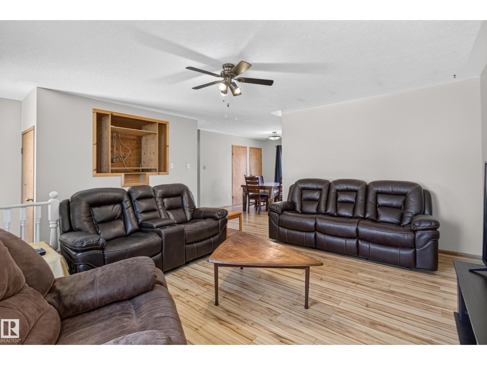5116 52 Ave - 9