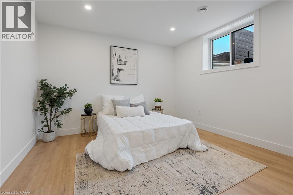 12 MACNEIL Court - 35
