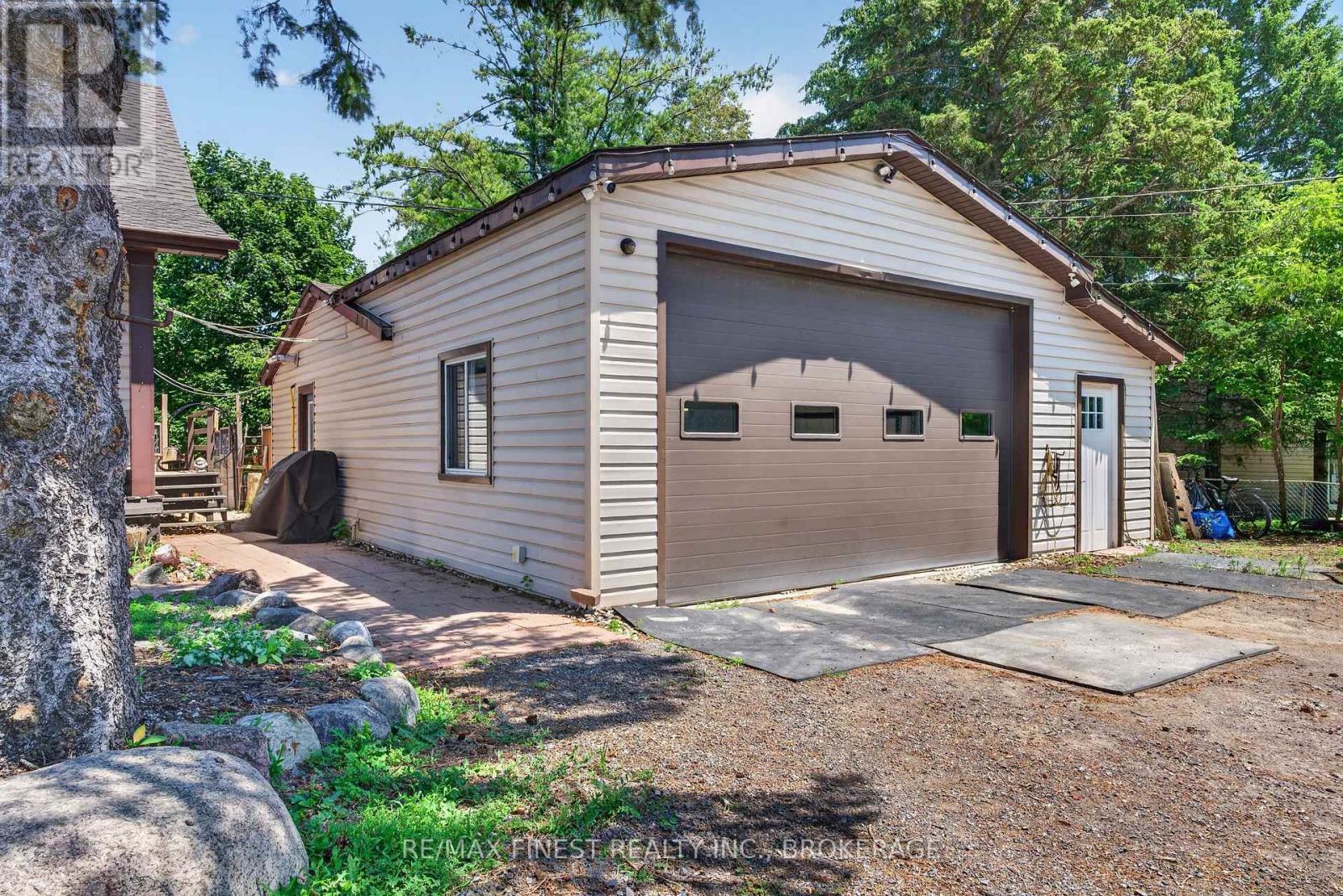 2270 MCIVOR ROAD - 32