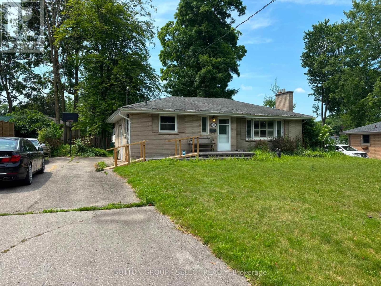 316 RIDGEWOOD CRESCENT - 2