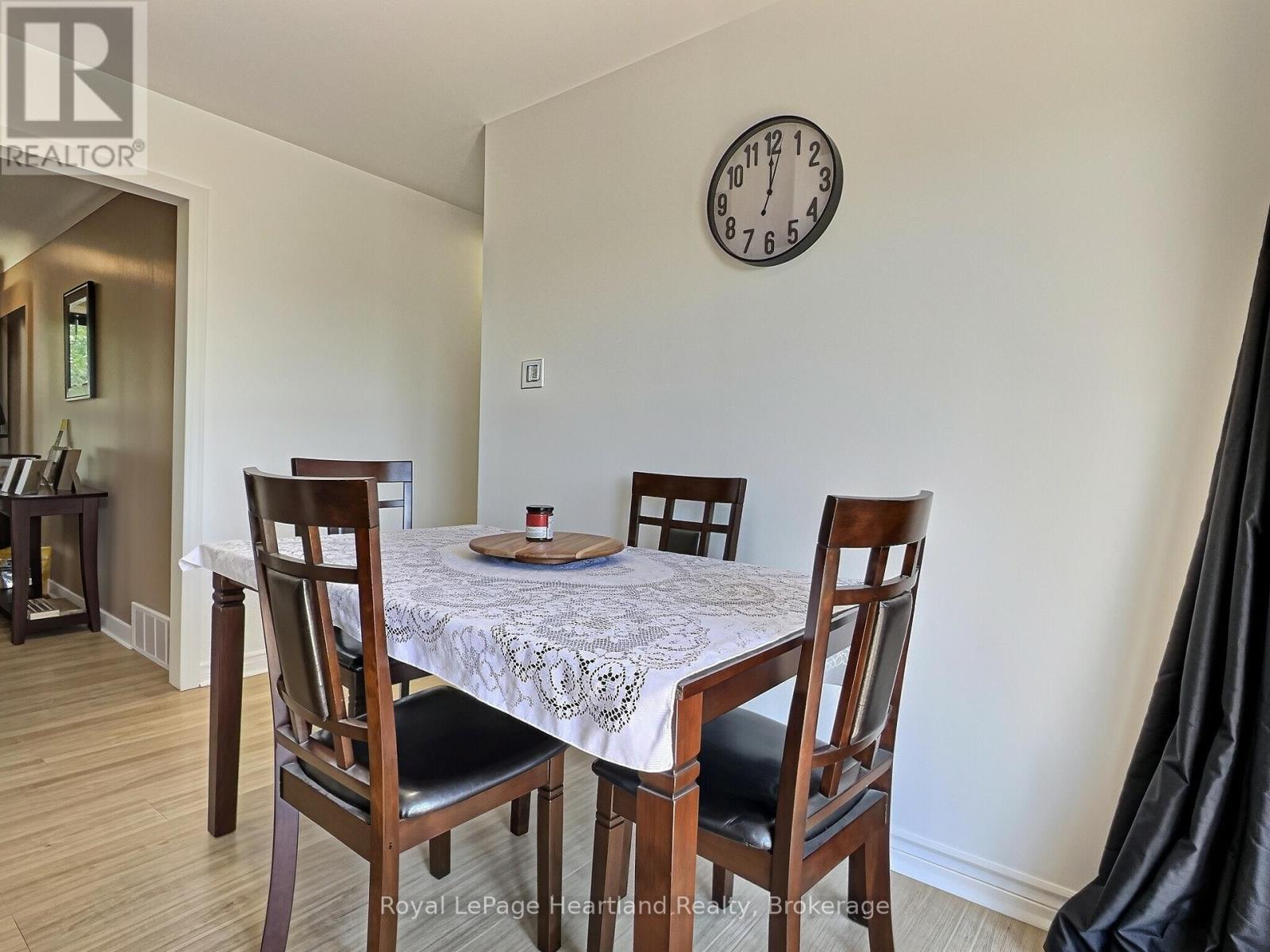 23 YORK CRESCENT - 11