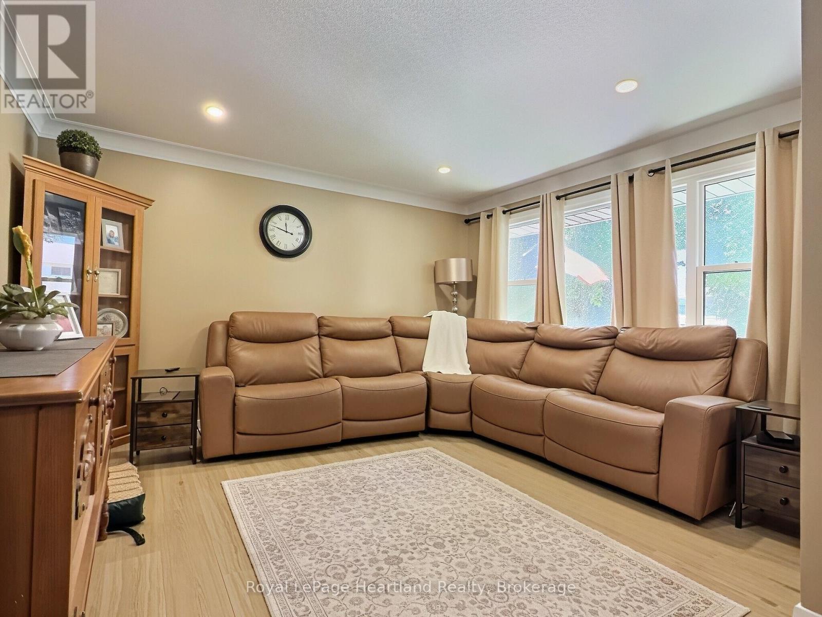 23 YORK CRESCENT - 13