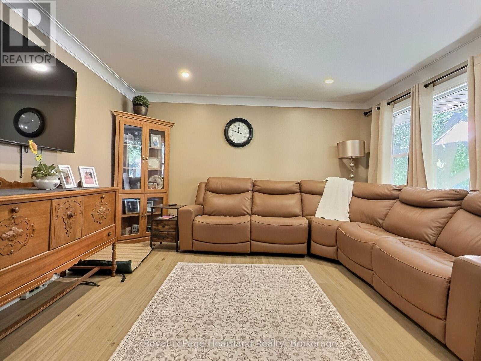 23 YORK CRESCENT - 14