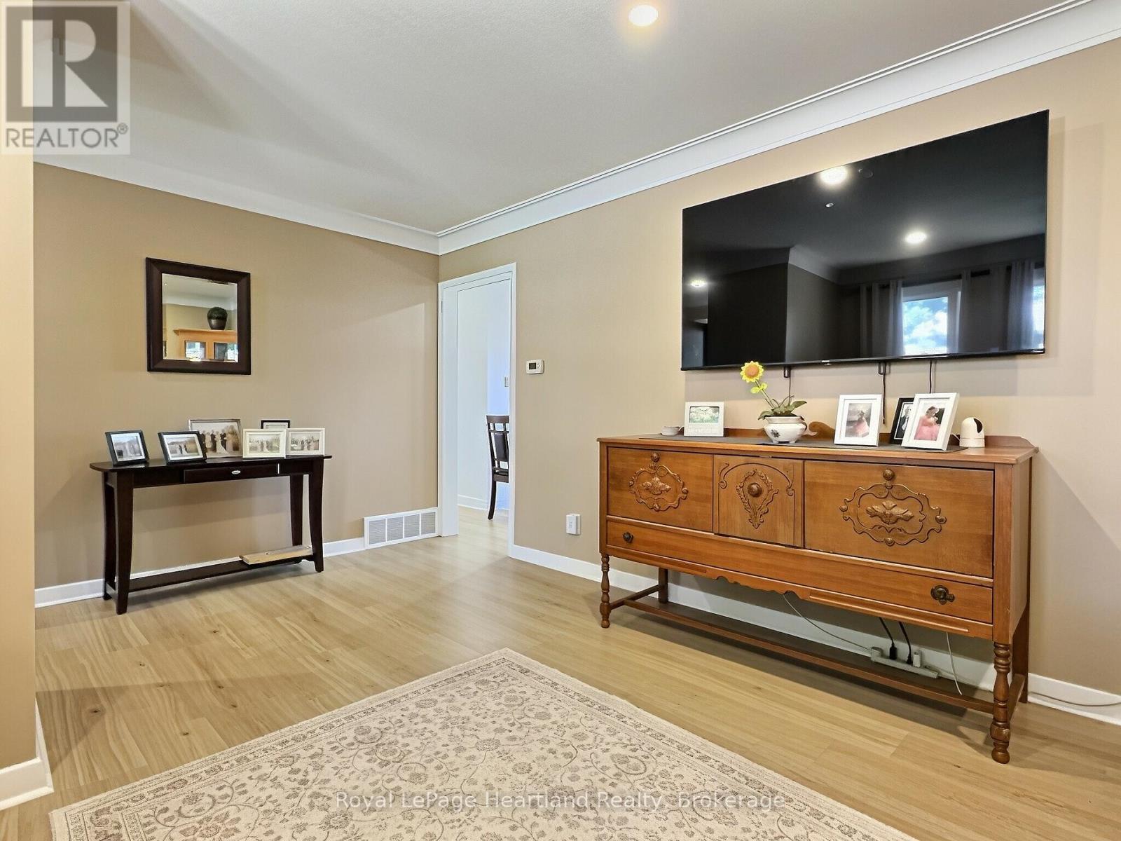 23 YORK CRESCENT - 15
