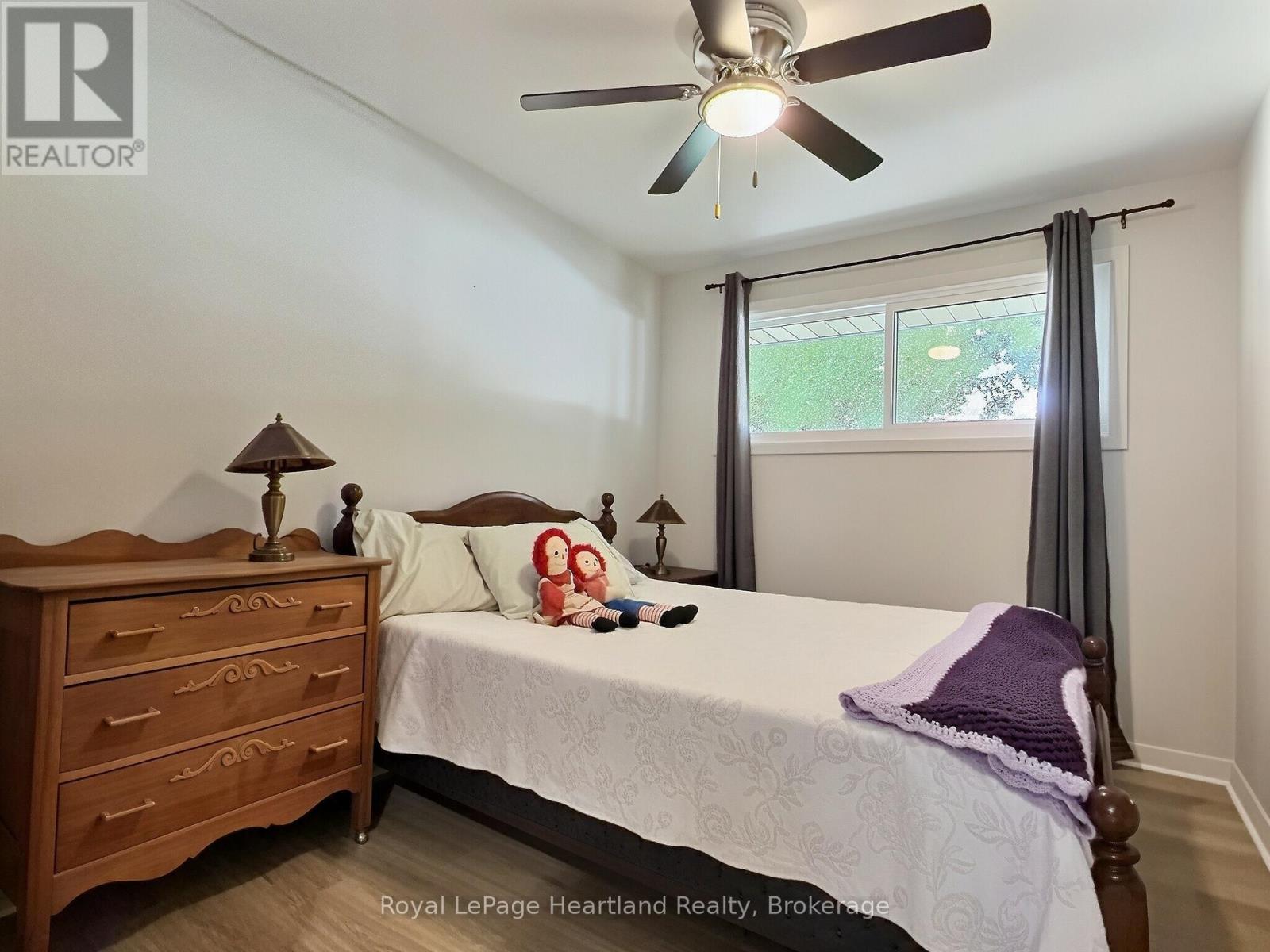 23 YORK CRESCENT - 17