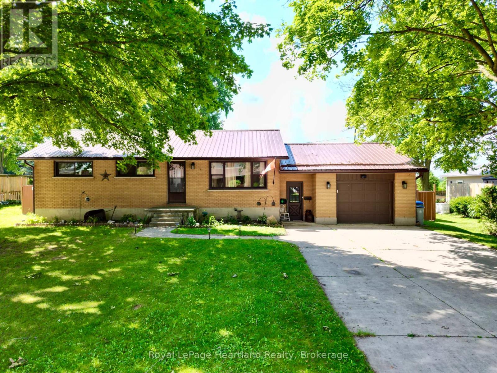 23 YORK CRESCENT - 2