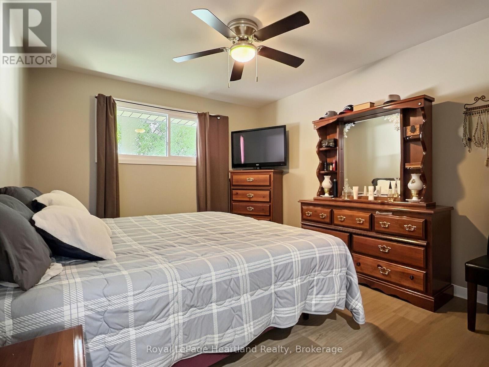 23 YORK CRESCENT - 21
