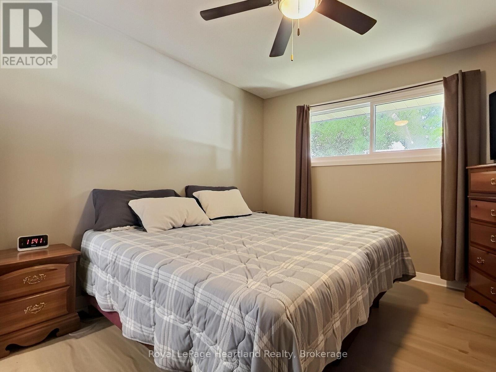 23 YORK CRESCENT - 22