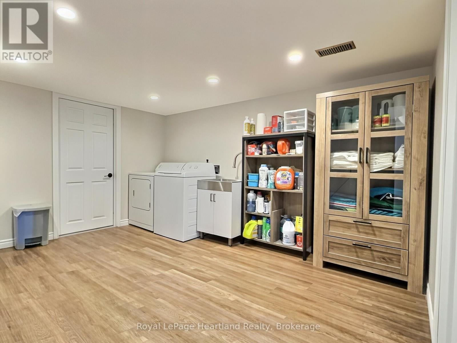 23 YORK CRESCENT - 27