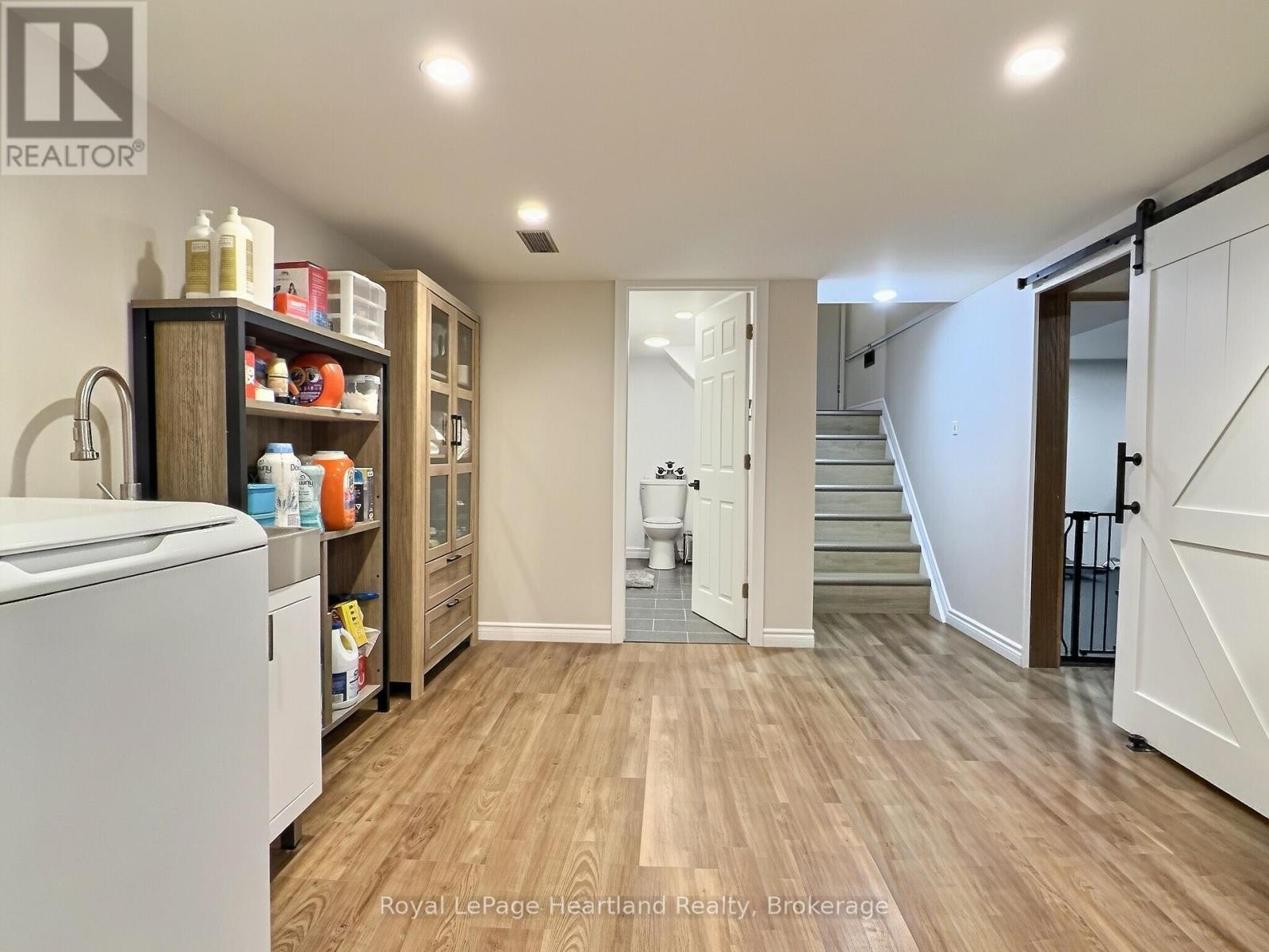 23 YORK CRESCENT - 28
