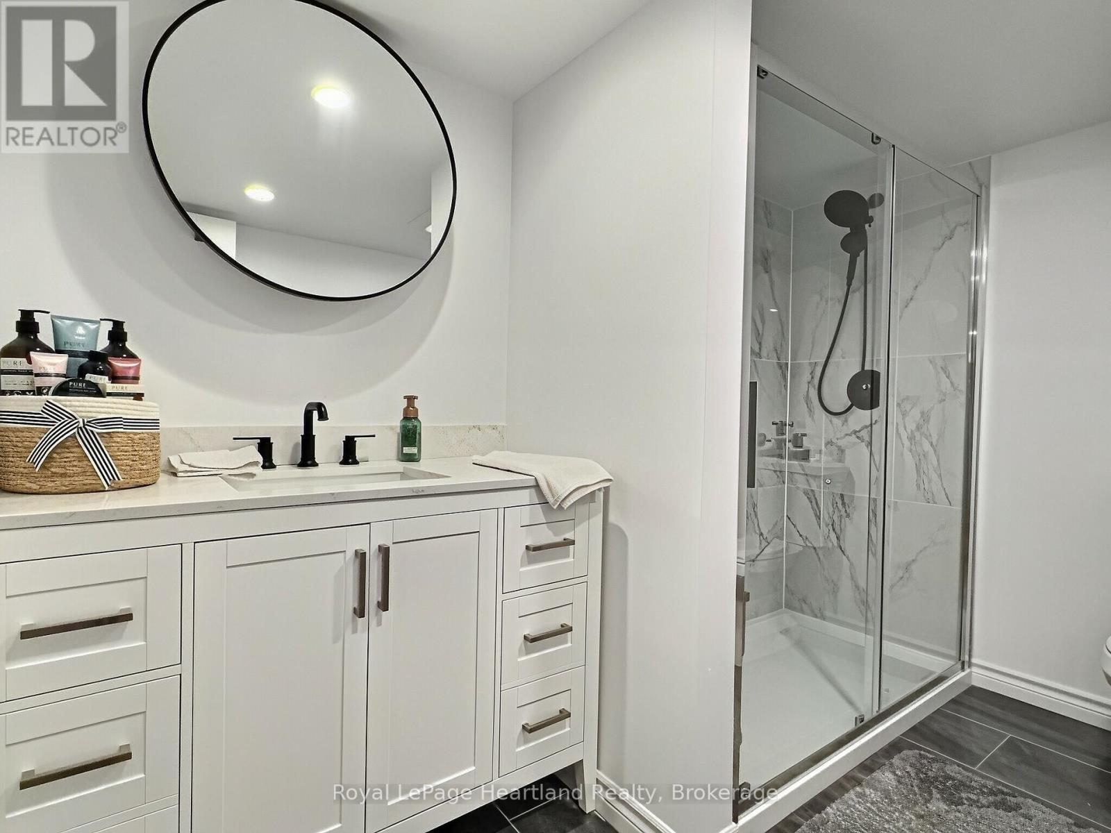 23 YORK CRESCENT - 29