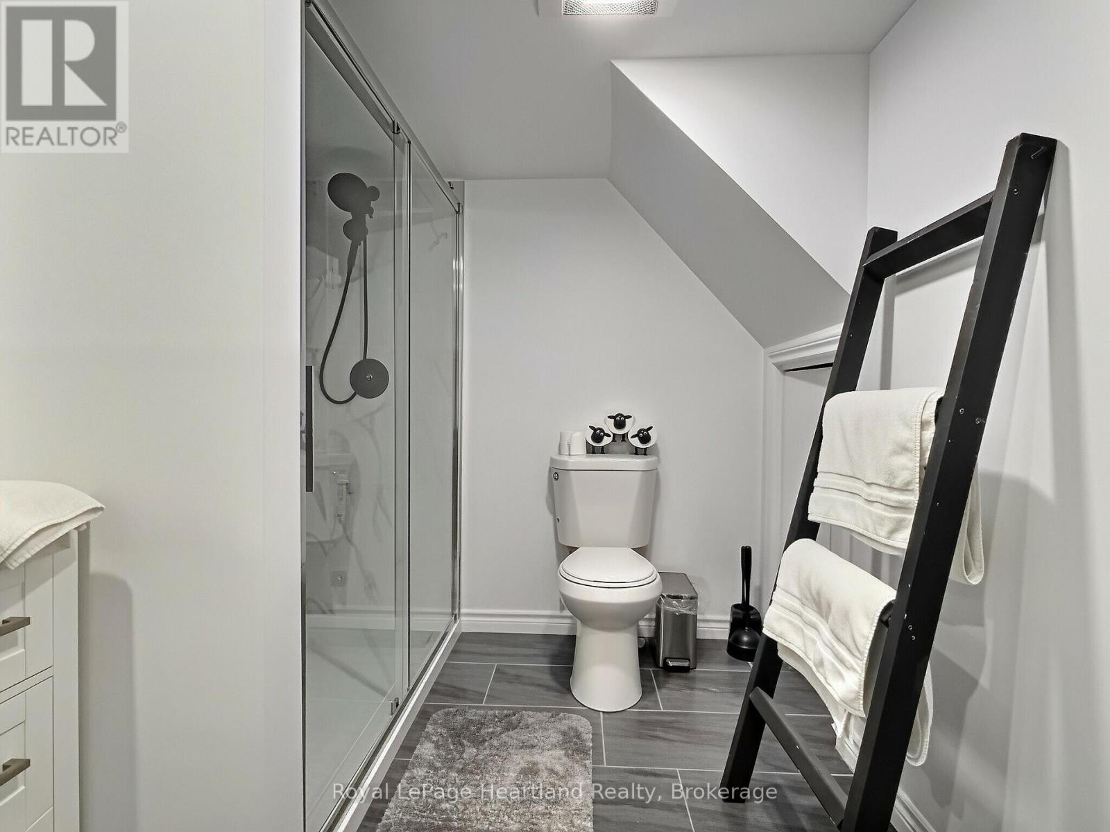 23 YORK CRESCENT - 30