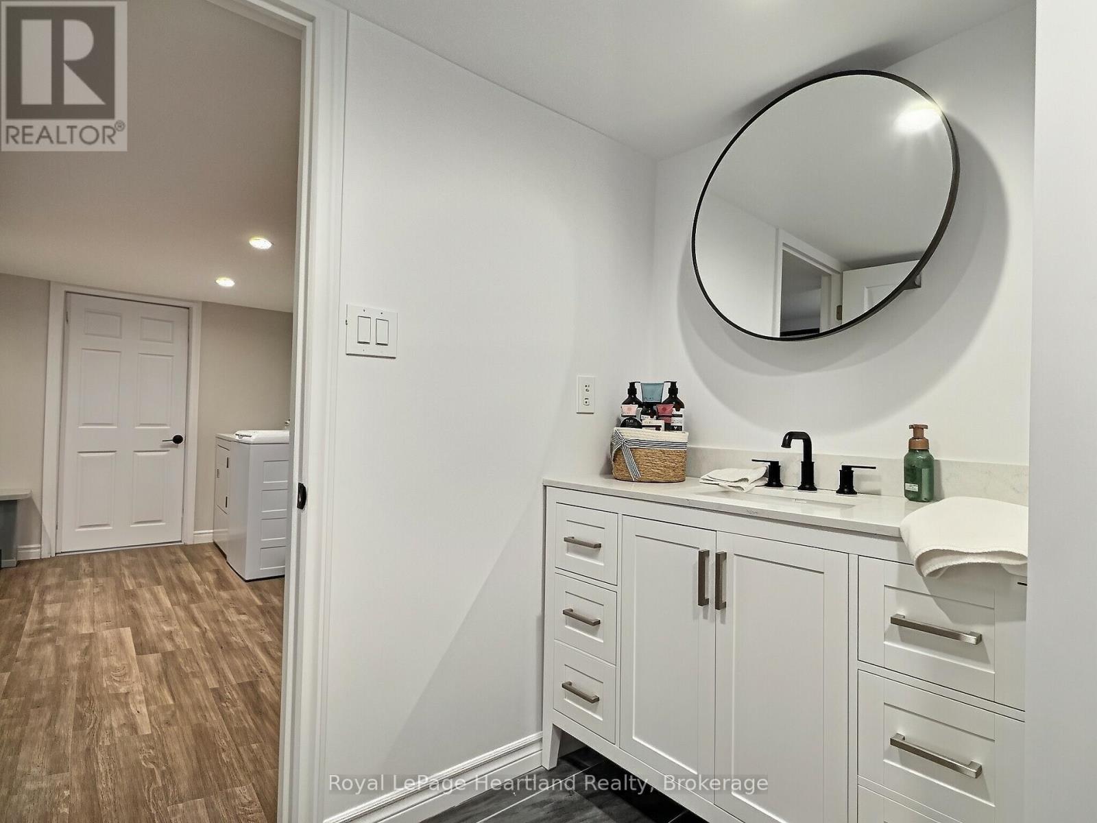 23 YORK CRESCENT - 32