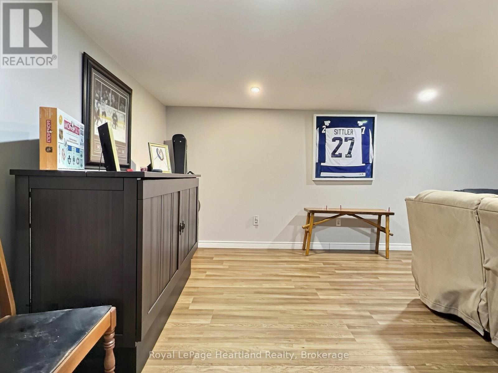23 YORK CRESCENT - 33