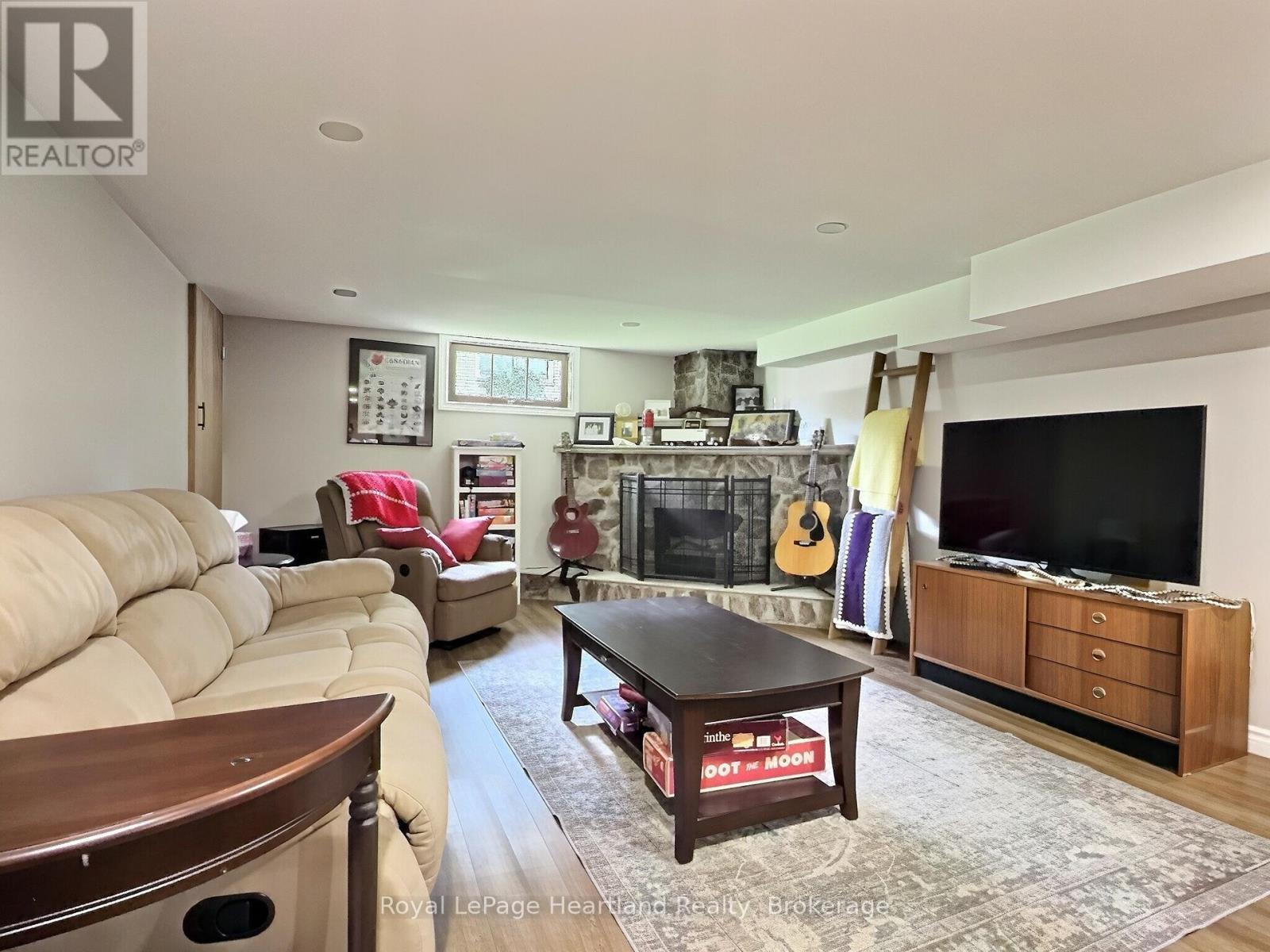 23 YORK CRESCENT - 34