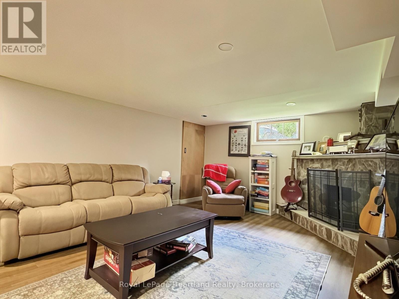 23 YORK CRESCENT - 35