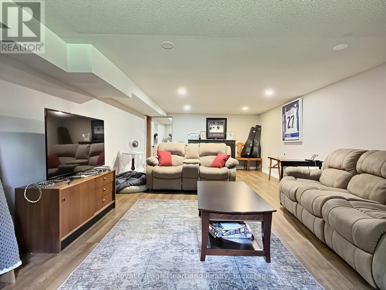 23 YORK CRESCENT - 36