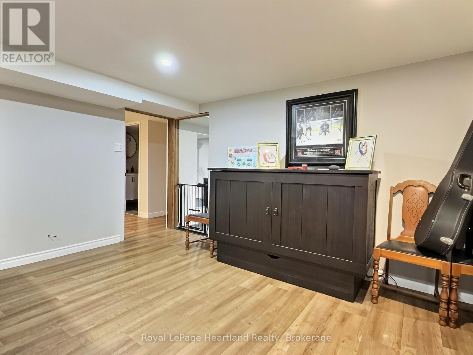 23 YORK CRESCENT - 37